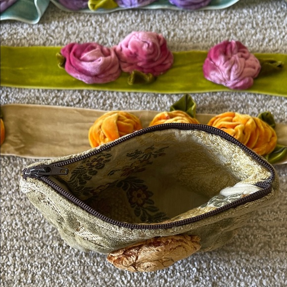 Vintage Magnolia Pearl Textured Green and Orange velvet flower coin purse~ - Picture 3 of 8